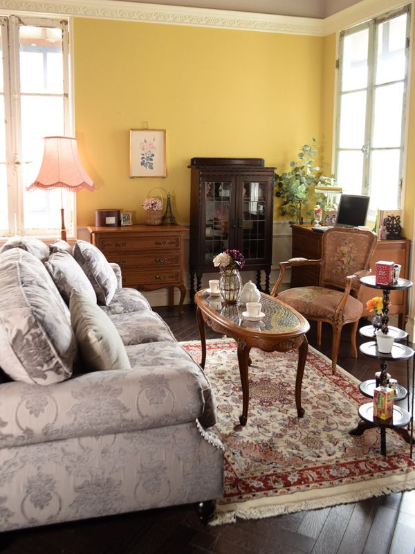 ヨーロッパ調のおしゃれなソファ、エレガントなお花柄の3人掛けソファ