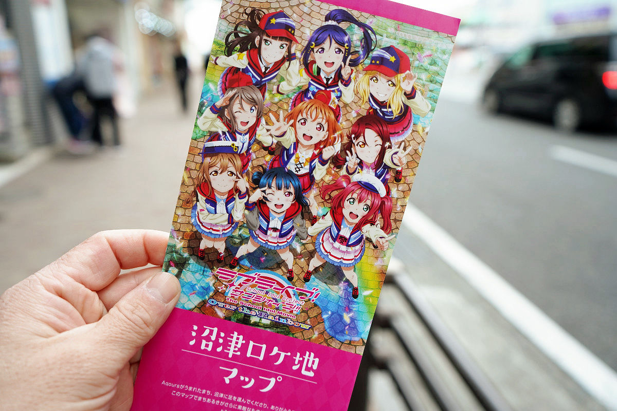 聖地巡礼で賑わう沼津にて「ラブライブ！サンシャイン!!」のマンホール