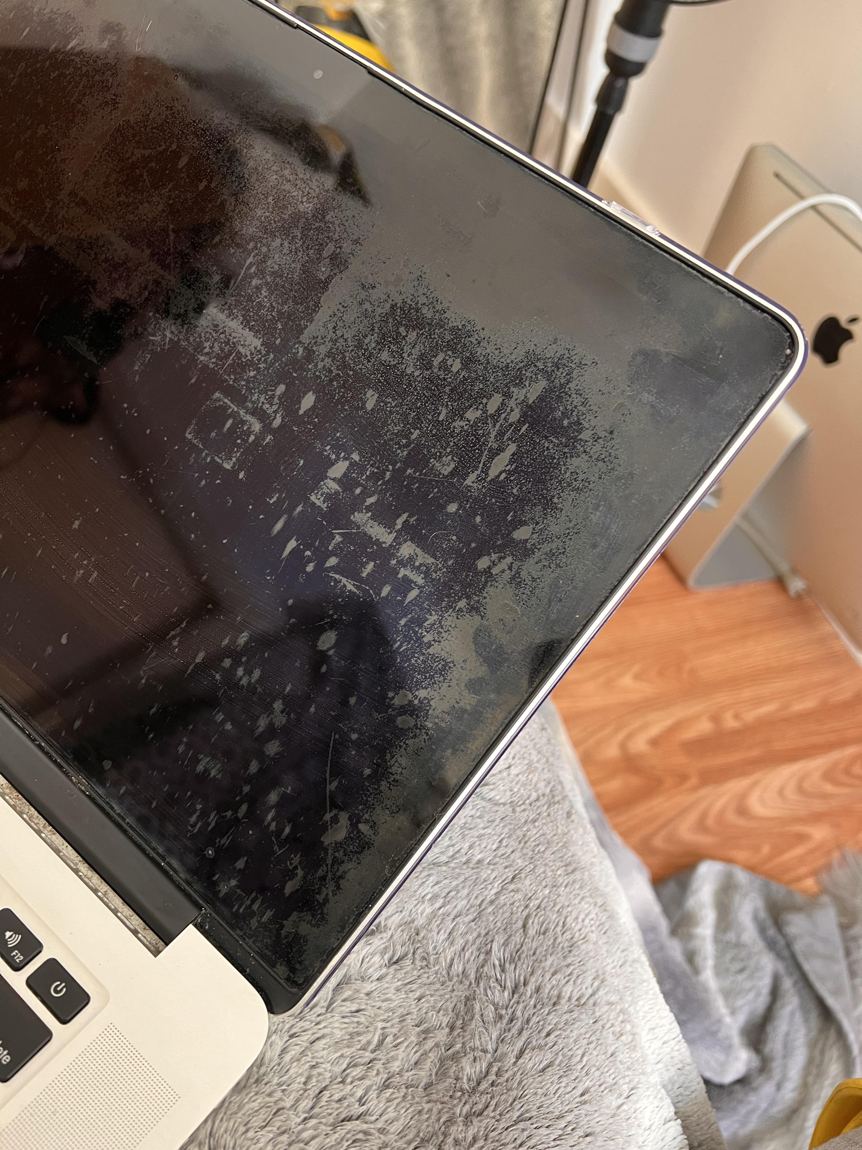 画面が変な感じに？MacBook Pro (Retina, 15”, Mid 2014)。古いけど