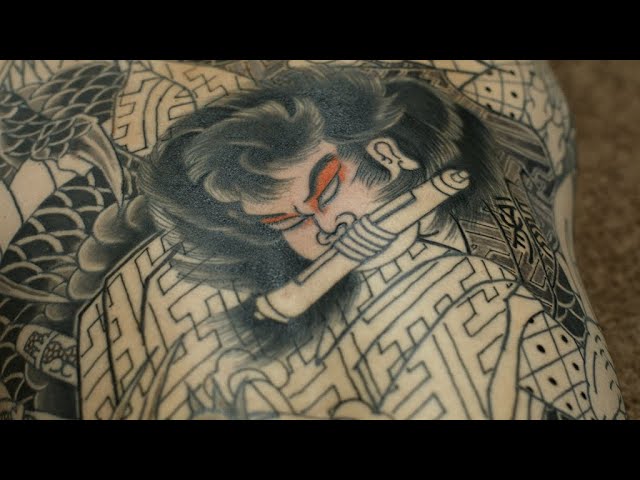 和彫り 龍王太郎 | HANDPOKE TATTOO IN PROGRESS - YouTube