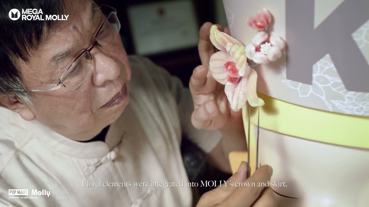 POP MART | MEGA ROYAL MOLLY 1000%/400% Velvet Flowers - YouTube