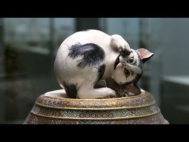 初代宮川香山《高浮彫 牡丹に眠猫覚醒蓋付水指》 神奈川県立歴史博物館