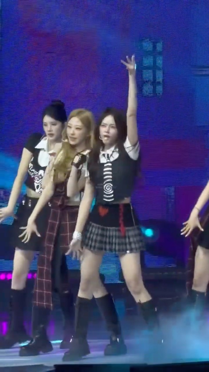 f(x) 에프엑스 'Electric Shock' MV - YouTube