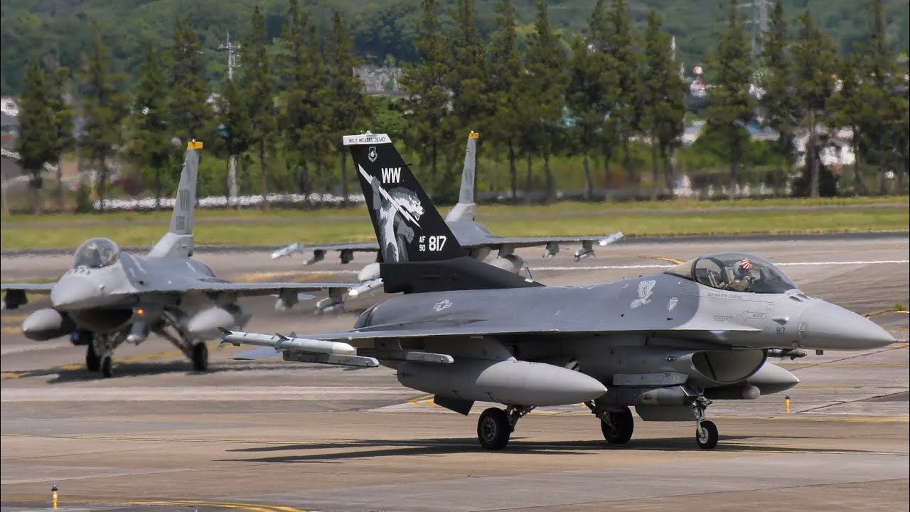横田基地 三沢基地所属の戦闘機F16ファイティングファルコンが訓練飛行
