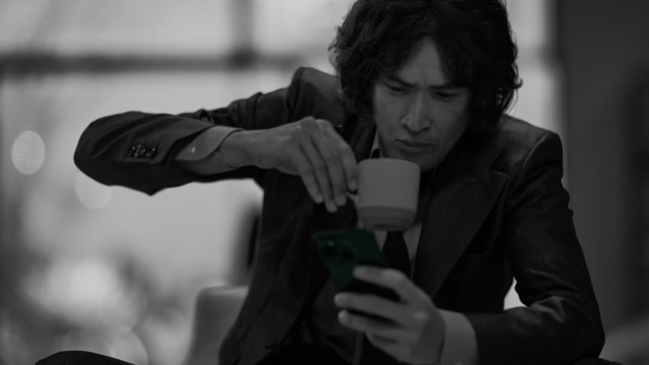 松田優作が令和の時代に蘇る！スマホ片手に語りかける「人間も進化し