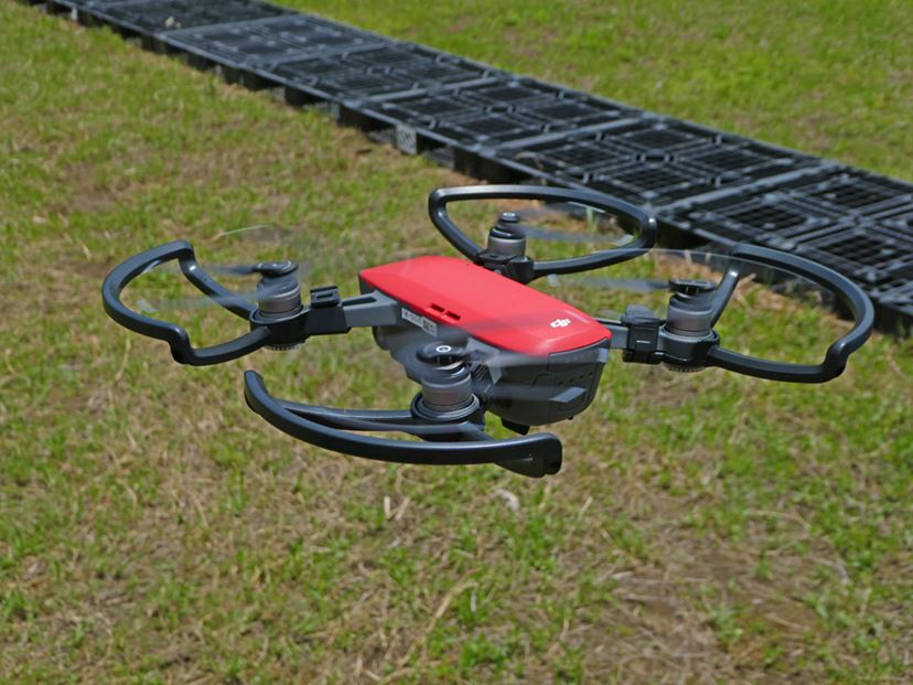 ハンドパワーで操れる!? 自撮りもできる手のひらサイズの本格ドローン