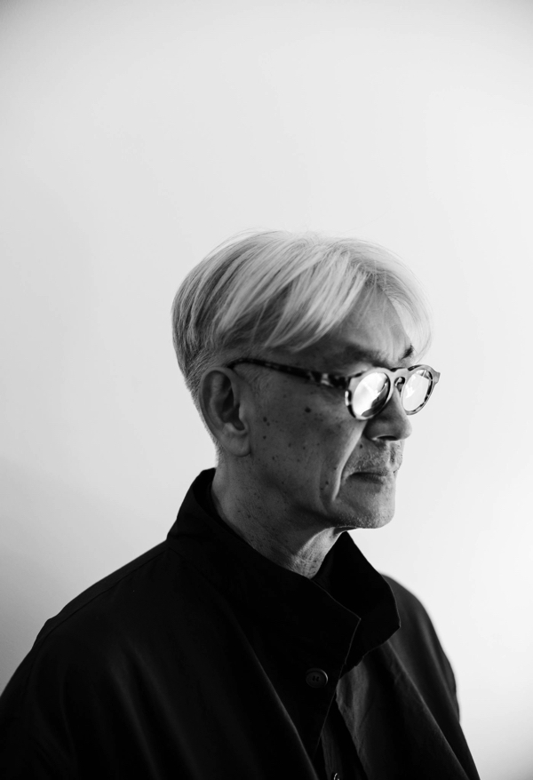 坂本龍一、自身が絵付けをした陶器のお皿を割り、その音で新曲を制作中