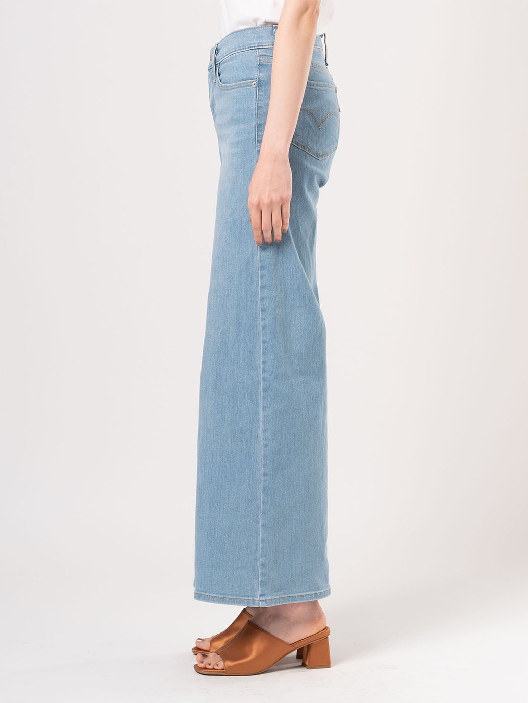 318™ シェーピング ワイドレッグ ライトインディゴ – リーバイス®公式