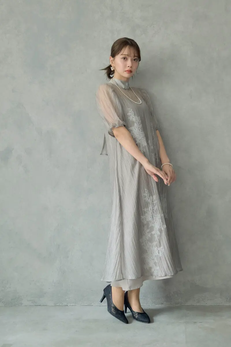 グレイッシュベージュのバックリボンシアーオーガンジードレス | J by