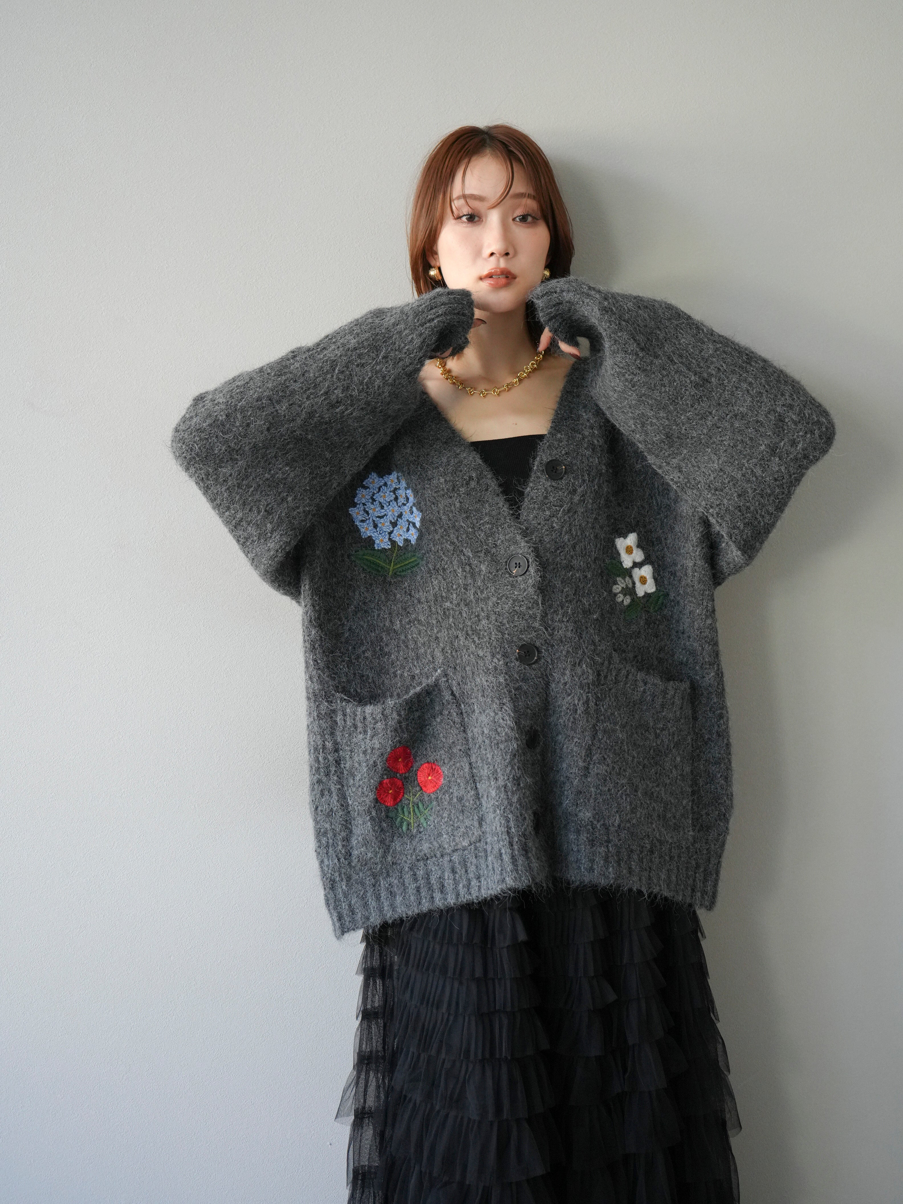 予約]フラワー刺繍Vネックオーバーニットカーディガン/チャコール – Lumier