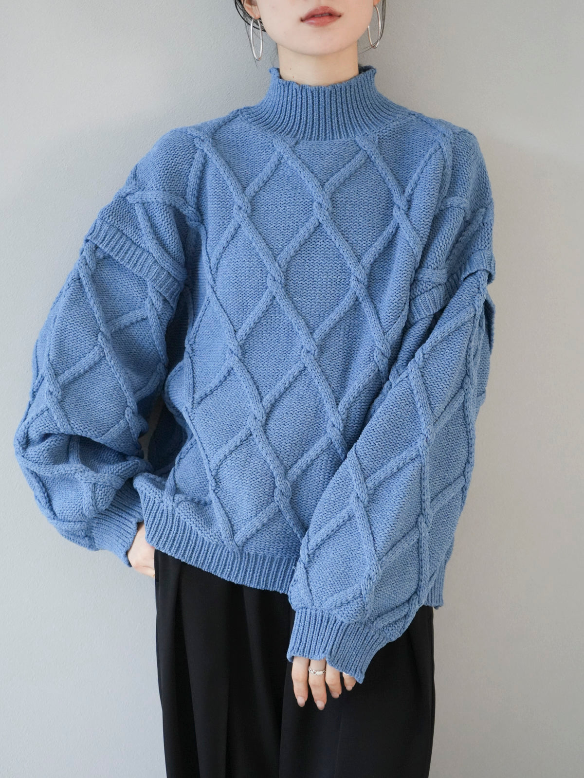 予約]ケーブルポリエステルハイネックニットプルオーバー/ブルー – Lumier