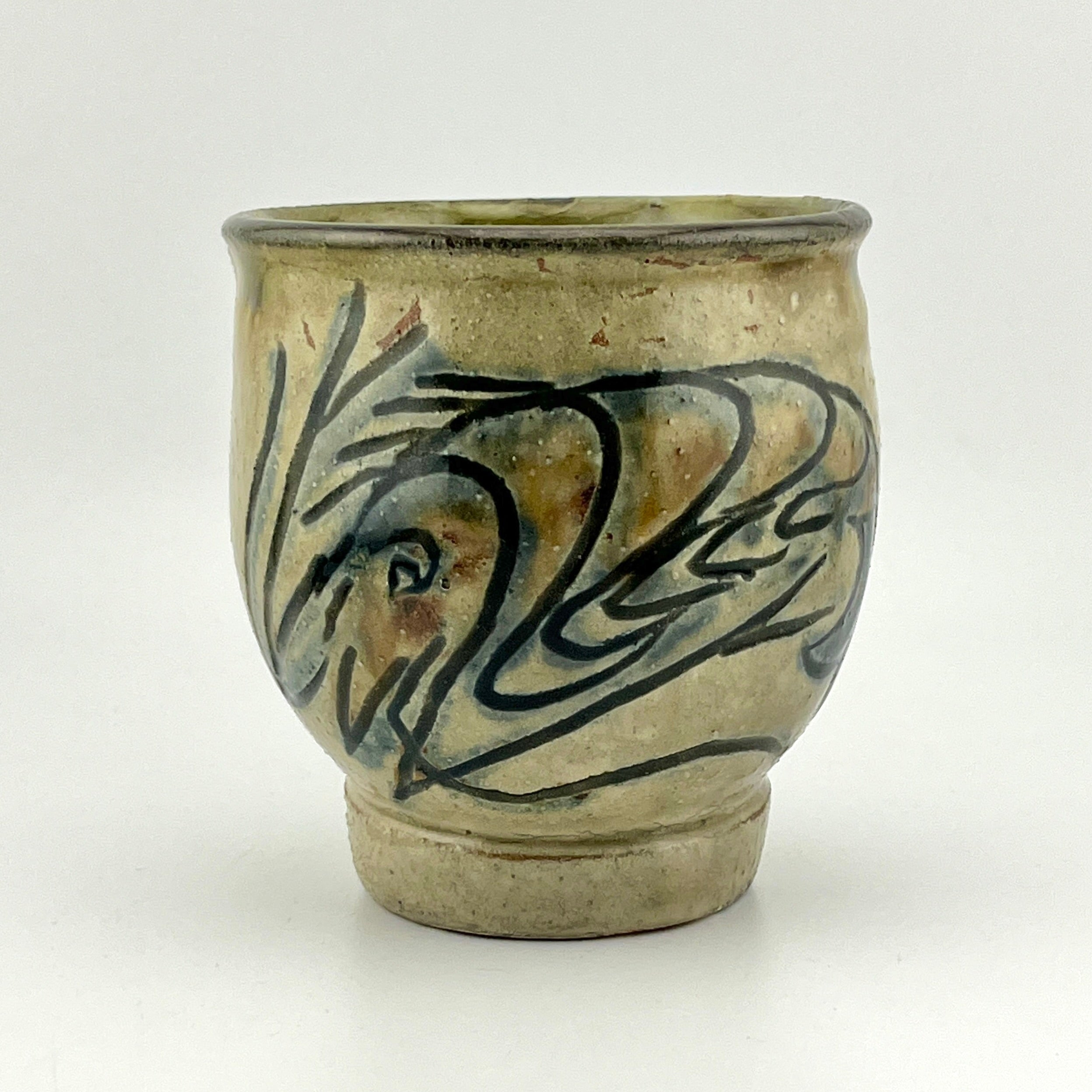 壺屋焼 人間国宝 金城次郎作 魚海老文湯呑 （笑う魚） – 生活民芸 なかむた