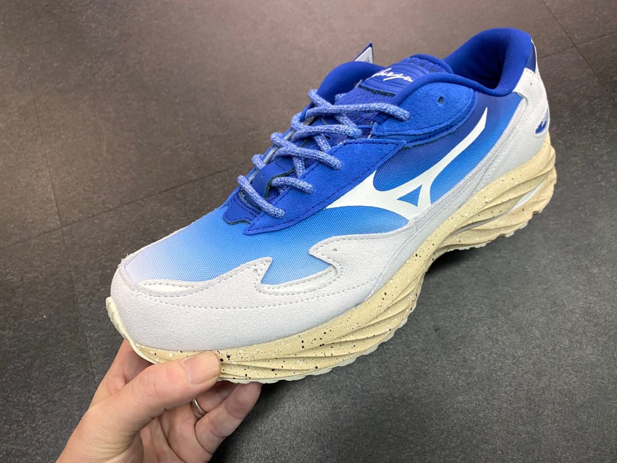 MIZUNO WAVE RIDER β】イラストレーター永井博とコラボした注目の一足