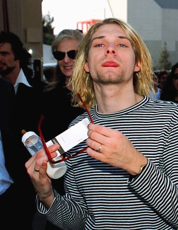 反則2 夜中にタバコめちゃくちゃ吸いながら 小さい部屋で弾き語りして