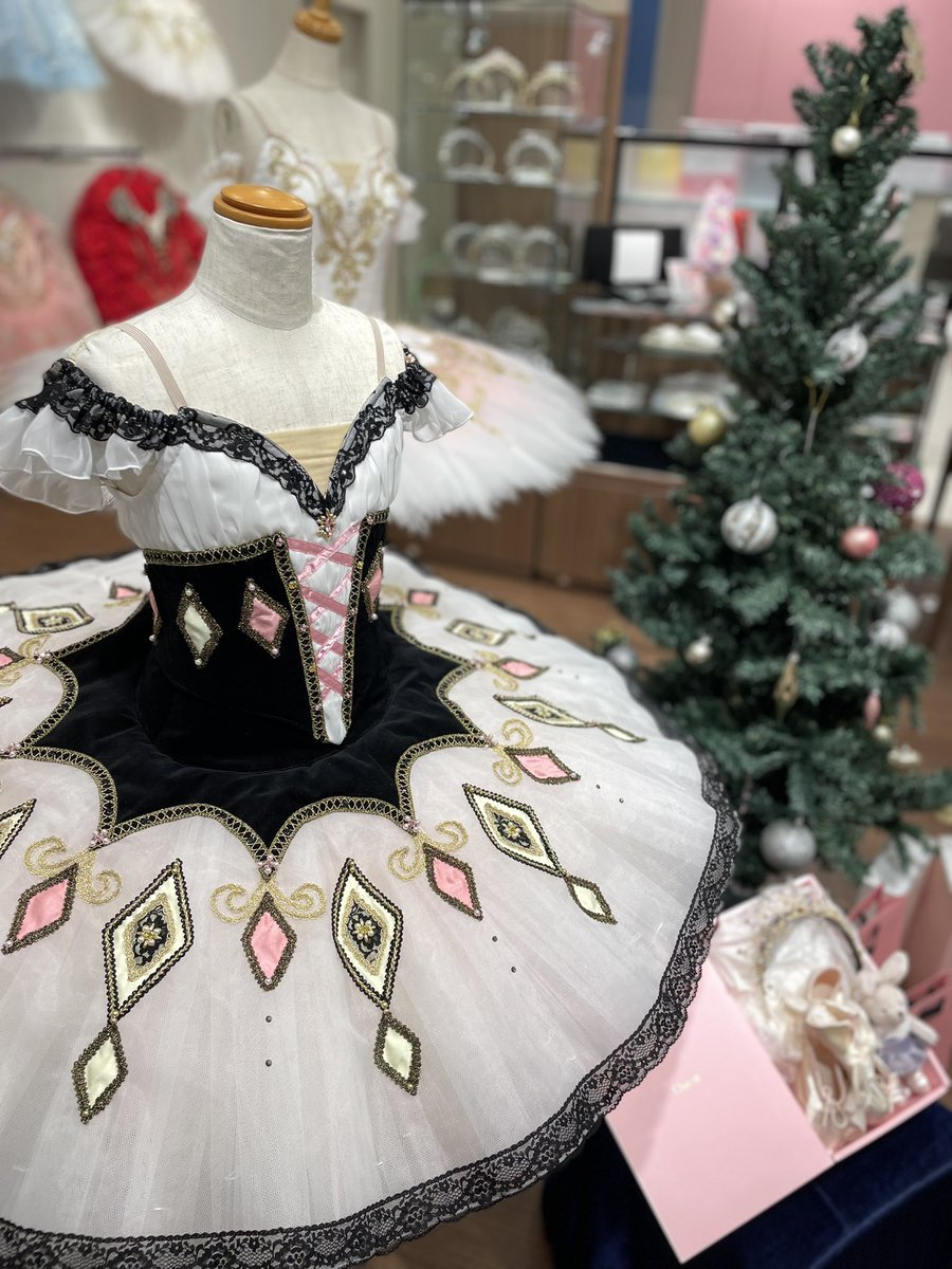 新作衣裳のご案内✨ アレルキナーダ サイズ5 B 143,000円（税込） 帽子