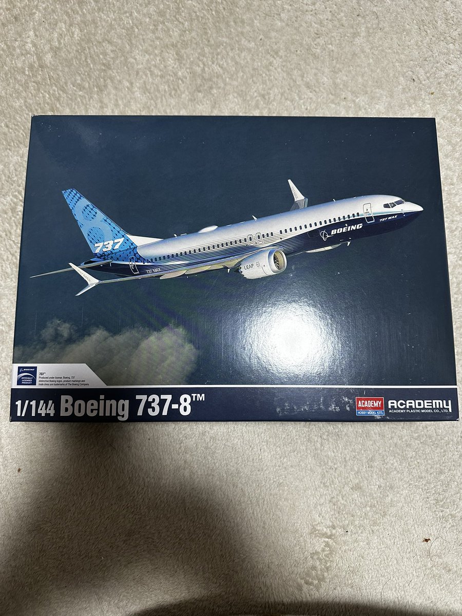 本日の着弾品。第一弾、アカデミーのボーイング737-8です。1/144。中身