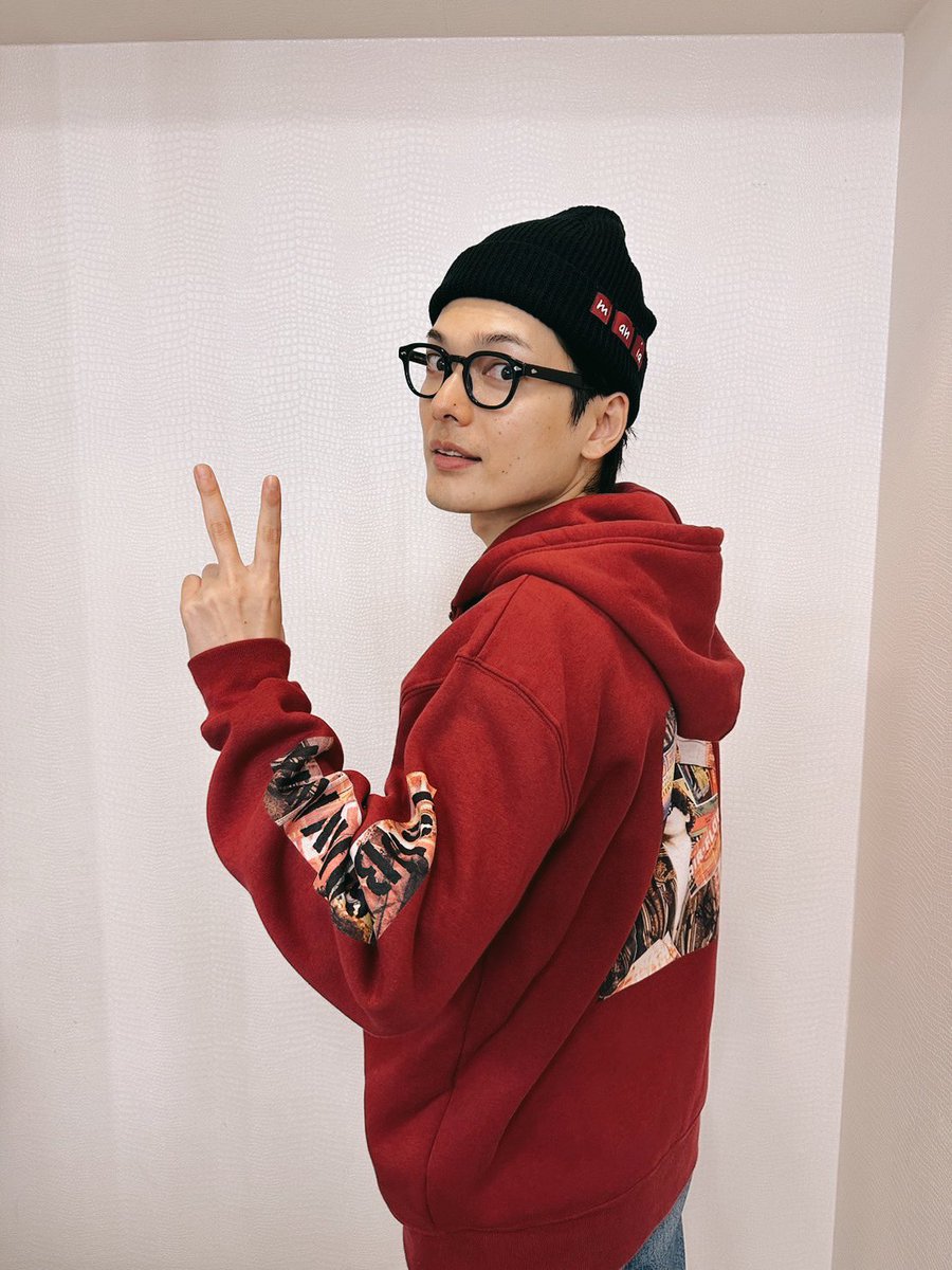 グッズパーカー着ました！これはXL！ ニット帽も赤タグがアクセントで