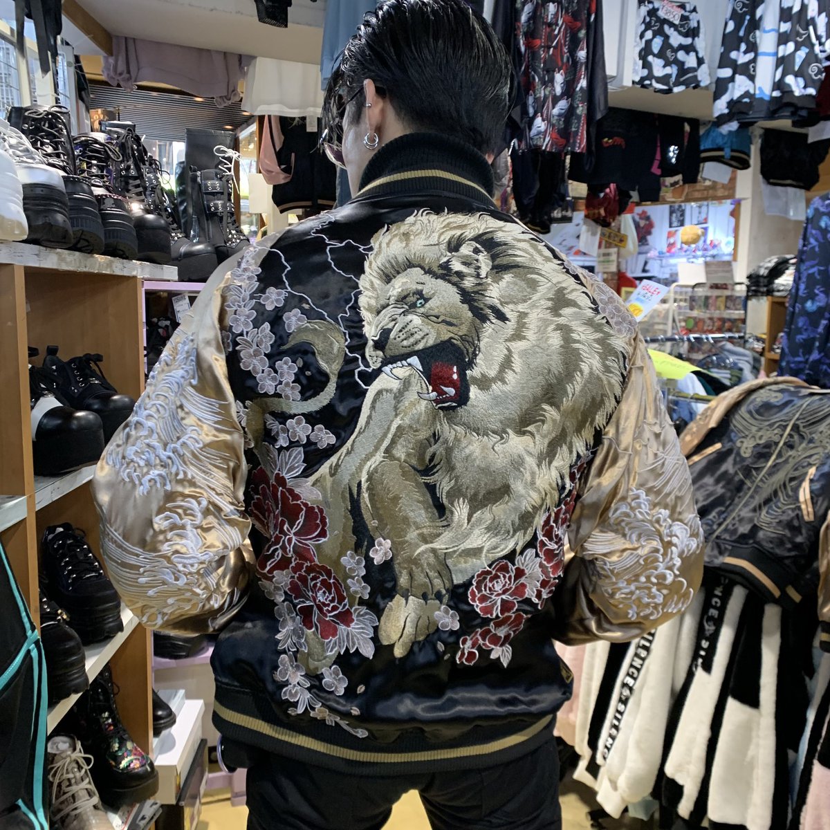 絡繰魂粋 百獣の王君臨リバーシブルスカジャン】 ¥35,200- 百獣の王を