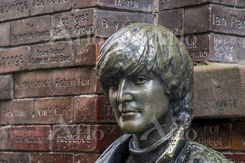 ジョン・レノンの像 イギリス [210091189]の写真素材 - アフロ