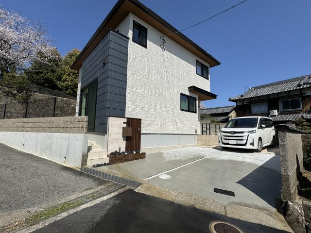 前面道路が急坂！2柄使いのエバーアートボード門柱 - 株式会社ガーデン