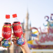 ディズニー】35周年限定デザインの「コカ・コーラ」ボトル登場！全7