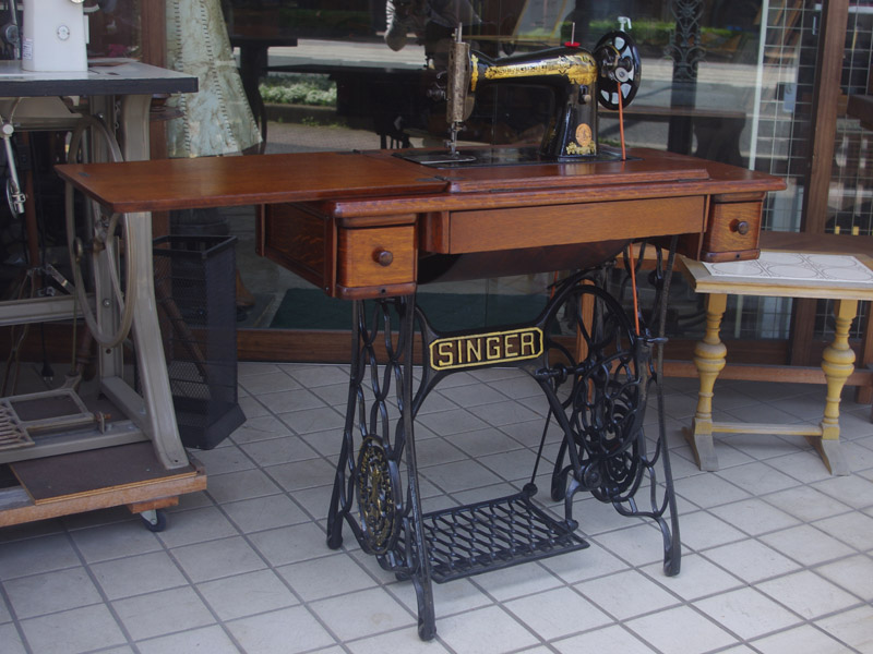 No.717 SINGER 15 シンガー製 鋳物網脚の足踏みミシン：アンティーク