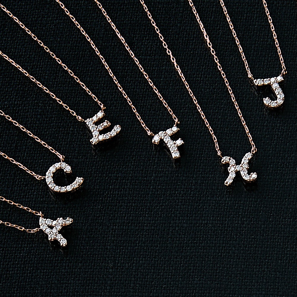 ピンクゴールドとダイヤモンドのイニシャルネックレス T: ファッション