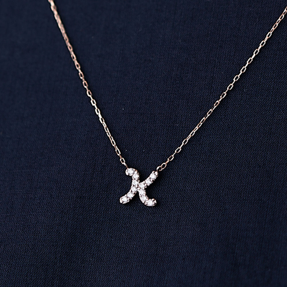 ピンクゴールドとダイヤモンドのイニシャルネックレス K: ファッション