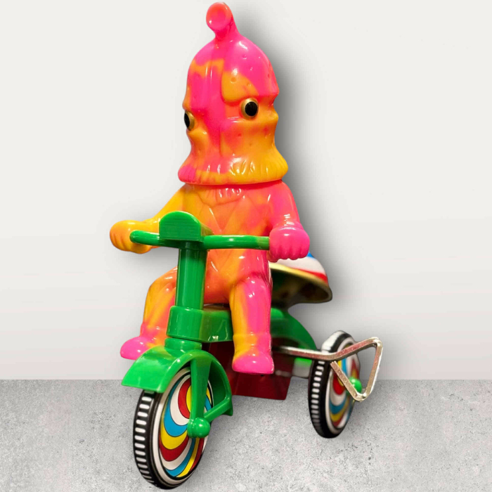 注目のM1号製「ケムール人三輪車」新作が名古屋とシンビン