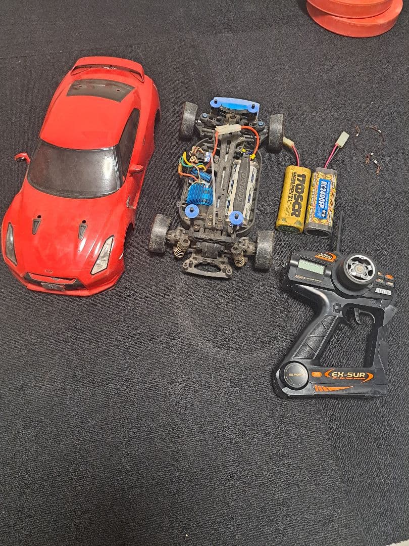 レッドラジコンカー 本体とリモコン付き ラジコンカー オフロード キャタピラー式 RCカー リモコンカー 操作