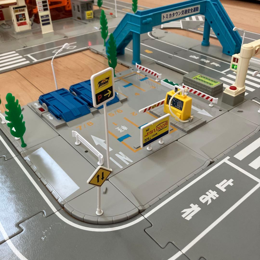 トミカタウン エネオス 交番 駐車場 信号機 歩道橋 つながる道路 工事