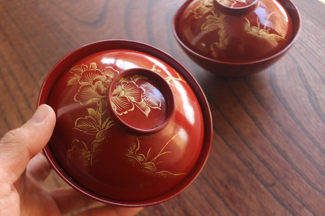 時代朱漆に優美な牡丹沈金の映えるお椀2点（検輪島塗沈金椀 - メルカリ